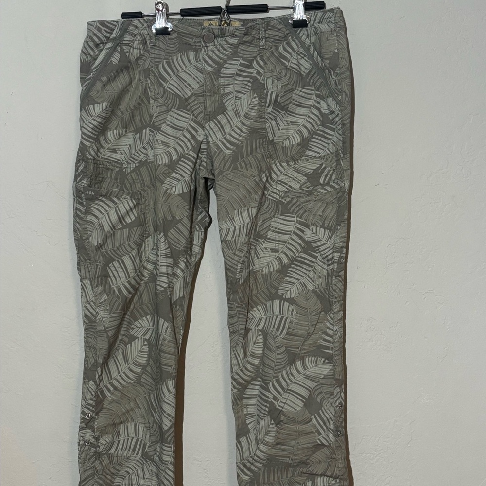 Democracy Women’s  Leaf Patterned capris- Olive green, size 14